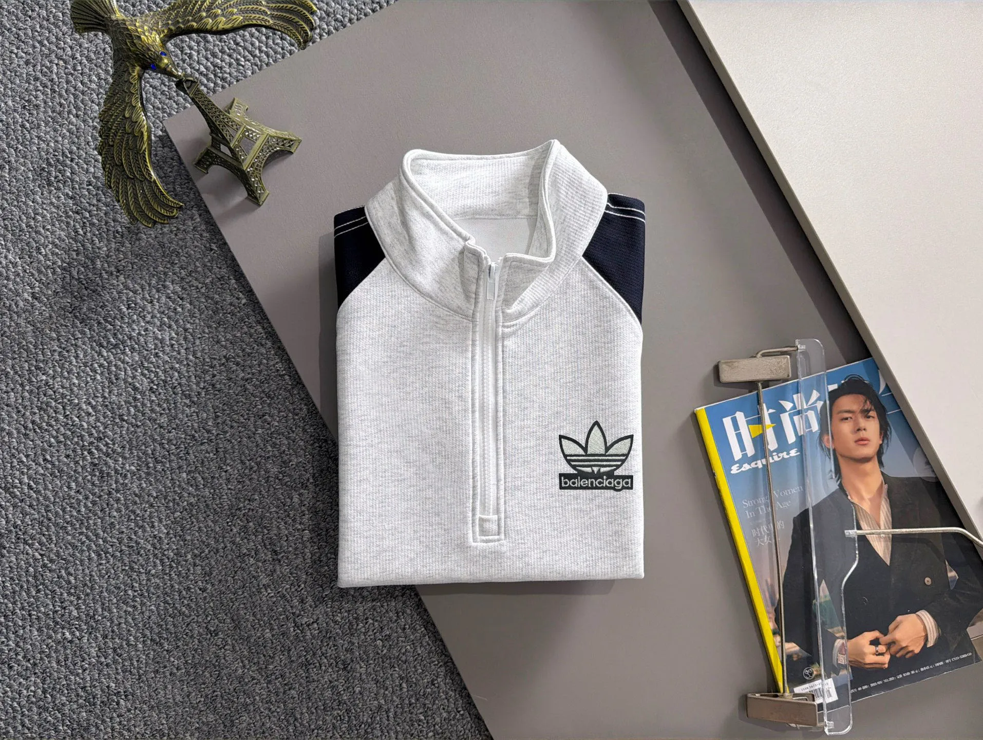 Paris Clover 2026 long-sleeved sweatshirts for men and women Same Style. Many stars have the same style, the top Original version. Feel free to compare🆚The fabric is custom-dyed and lightly sprayed and distressed. The fabric, material, and details are consistent with the original version. Special cotton and linen fabrics are selected. The cost of the fabric is extremely expensive. It is twice as expensive as pure cotton materials. We will do better at all costs. Three standards are complete. The comparison between non-market products and my fabrics is very different. Only the top version is made! Size: M-4XL